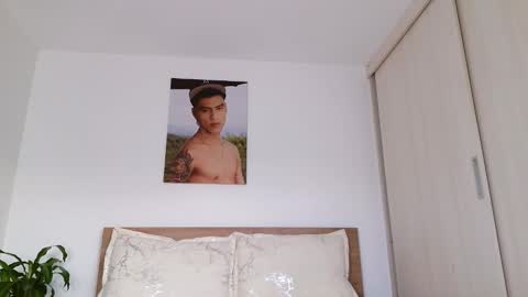  R U S S E L L  online show from March 28, 10:54 pm