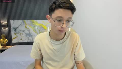 santiago_russo18 online show from September 14, 1:02 pm