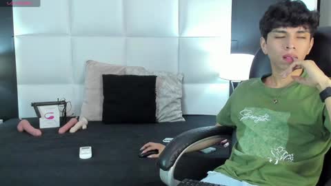 Santiago Carrington online show from December 9, 8:29 pm