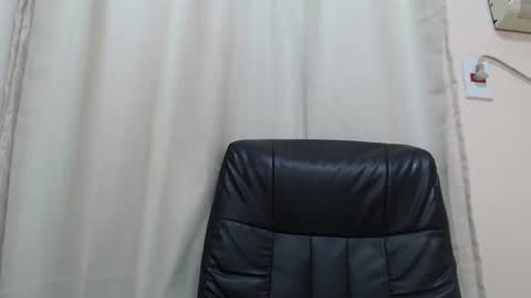 saradorj92 online show from November 3, 9:05 pm