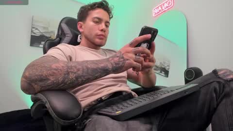 Snapshot of sebastianortizm chatting on March 1, 1:00 am Lucian Sinclair online show from March 1, 1:00 am