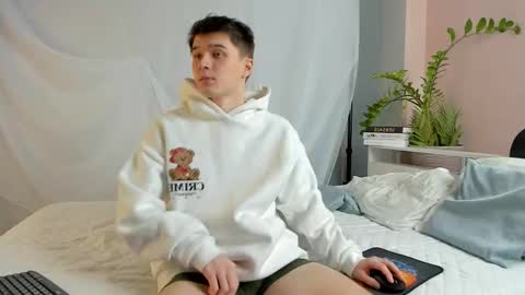 Max online show from March 21, 6:45 pm