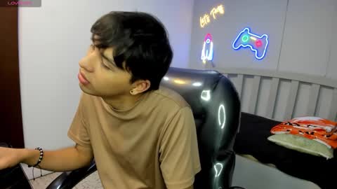 Stiwen online show from December 2, 12:30 pm