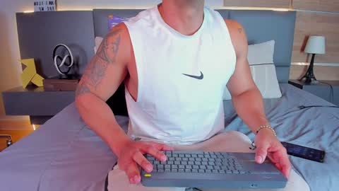 Snapshot of stone_lee_ chatting on February 1, 8:29 am Stone Lee online show from February 1, 8:29 am