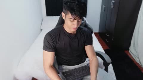 Snapshot of stylish_men chatting on October 15, 11:34 pm stylish men online show from October 15, 11:34 pm