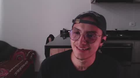 Teo independent model online show from March 5, 3:18 pm