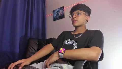 Snapshot of the_weed_guys chatting on February 4, 4:05 am Danny online show from February 4, 4:05 am