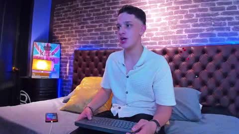 Snapshot of thomas_may4rs chatting on February 15, 4:03 am ---Thomas--- online show from February 15, 4:03 am