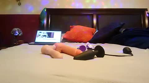 Tiptooc online show from November 17, 3:48 pm