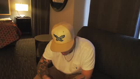 Snapshot of tommy_knuckles chatting on December 17, 12:33 pm Tommy online show from December 17, 12:33 pm