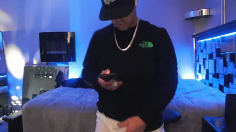 Snapshot of tommy_knuckles chatting on December 6, 7:12 pm Tommy online show from December 6, 7:12 pm