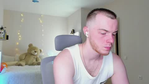 Snapshot of toohornyserj chatting on December 17, 8:32 pm toohornyserj online show from December 17, 8:32 pm