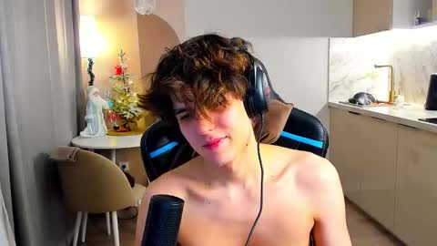 travisrivas online show from December 4, 3:46 am