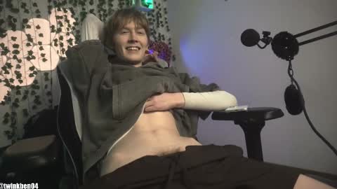 Snapshot of twinkben04 chatting on October 21, 8:01 pm Ben online show from October 21, 8:01 pm