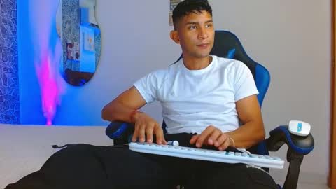 Snapshot of valentino_fs chatting on October 2, 6:23 pm Mistery Guy online show from October 2, 6:23 pm
