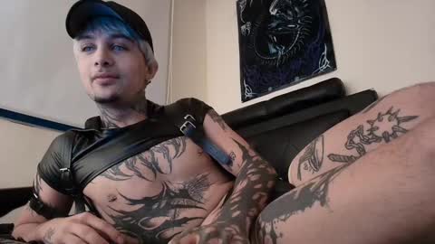 david guzman i model independenthelp me with a thumbs up online show from February 17, 1:36 am