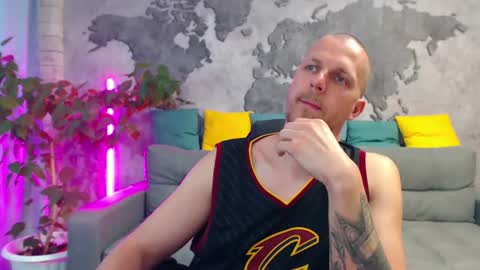 vikingchrisss online show from July 17, 10:44 am