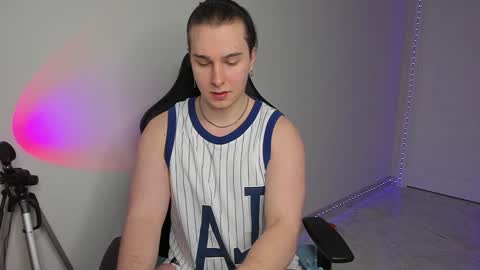 Vincent Strong online show from February 8, 3:00 pm