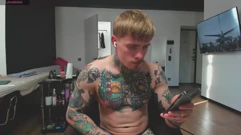 Snapshot of white_king999 chatting on February 9, 12:52 pm Max online show from February 9, 12:52 pm