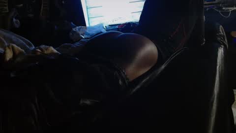 xxxjrstrokesxxx online show from April 9, 6:30 am