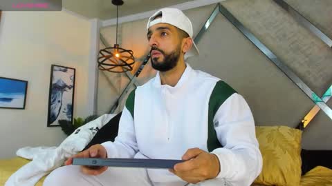 Yiyo online show from December 13, 4:22 am