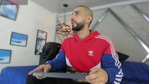 Yiyo online show from December 7, 4:31 am