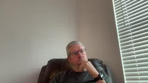 Snapshot of yougogirl_3 chatting on December 17, 3:17 pm Colorado Guy Straight online show from December 17, 3:17 pm