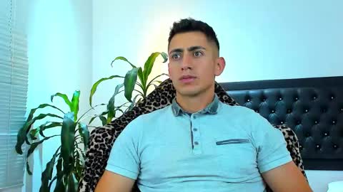 zachpri20 online show from September 16, 8:37 am