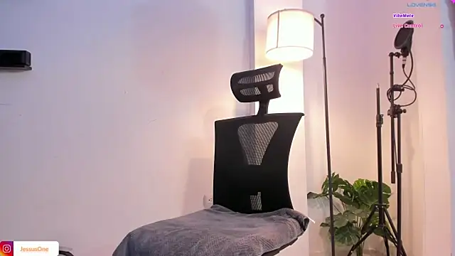 Snapshot of JesusOne chatting on January 8, 5:27 am JesusOne online show from January 8, 5:27 am