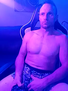 Funwithbrad1 online show from December 6, 8:26 am