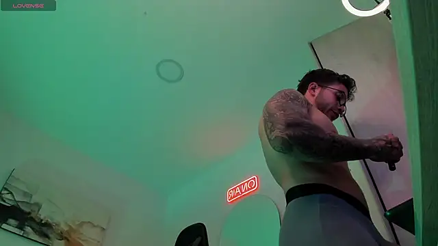 Snapshot of LucianSinclair chatting on February 22, 2:28 am LucianSinclair online show from February 22, 2:28 am