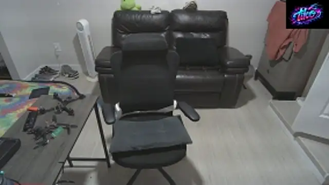 Zander823 online show from April 17, 5:32 am