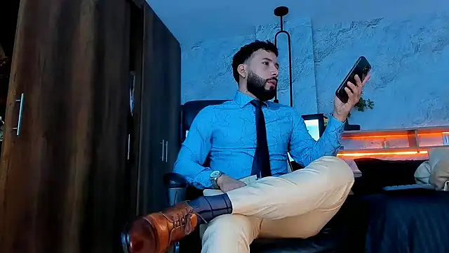Snapshot of bruno_woods chatting on February 27, 4:53 pm bruno woods online show from February 27, 4:53 pm