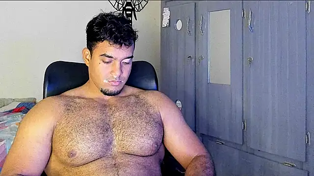 Snapshot of Big_furry_bear13 chatting on January 18, 6:31 am Big furry bear13 online show from January 18, 6:31 am
