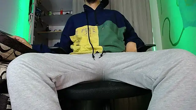 zacwatson  online show from December 28, 5:02 am