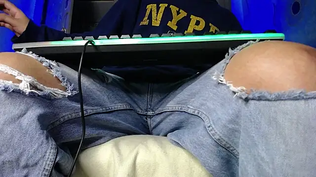 zacwatson  online show from February 17, 3:15 am