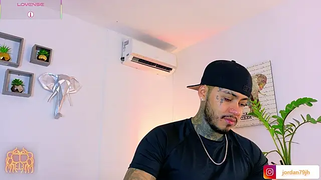 JordanSmiith  online show from July 11, 11:18 pm