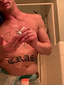 Snapshot of trash4cash chatting on January 1, 12:11 am trash4cash online show from January 1, 12:11 am