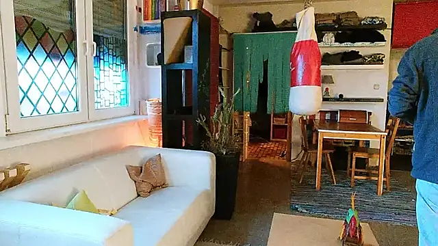 Snapshot of BongChannel chatting on December 8, 2:19 pm BongChannel online show from December 8, 2:19 pm