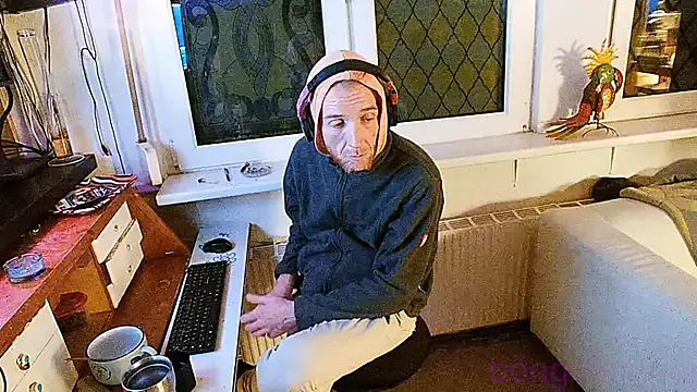 Snapshot of BongChannel chatting on December 2, 9:15 pm BongChannel online show from December 2, 9:15 pm