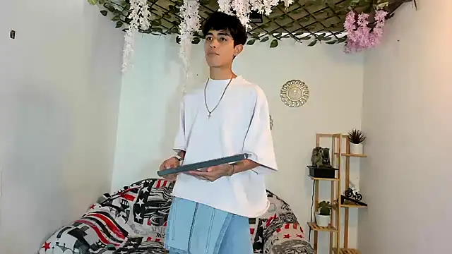 oliverhot2005 online show from December 4, 8:16 pm