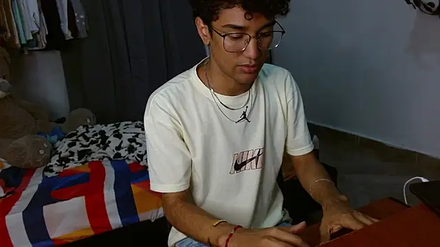 harrytwink18 online show from February 16, 9:13 pm