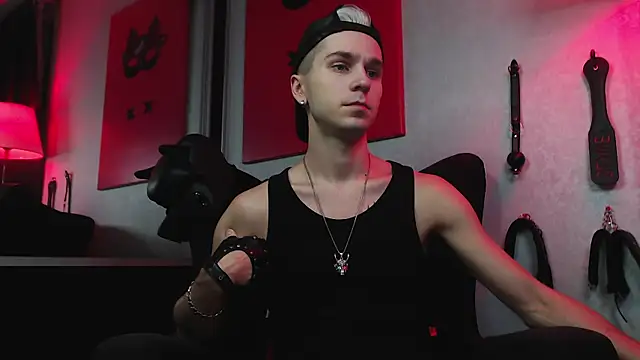 Joseph  Quinn online show from December 14, 6:09 pm