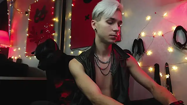 Joseph  Quinn online show from December 22, 12:16 pm