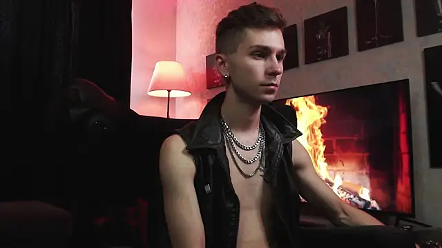 Joseph  Quinn online show from September 14, 11:34 am