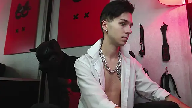 Joseph  Quinn online show from January 21, 8:11 am