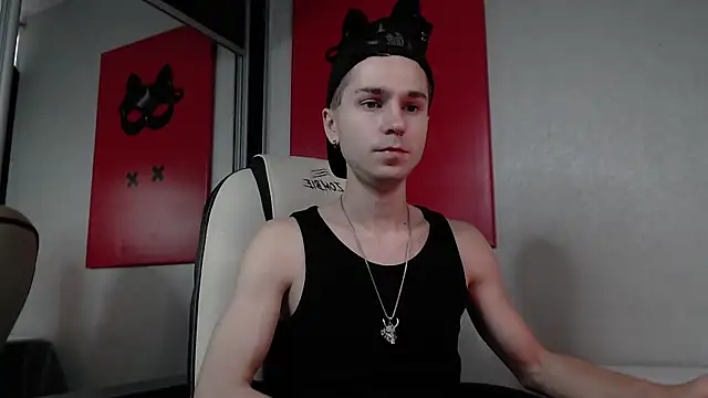 Joseph  Quinn online show from September 20, 12:49 pm