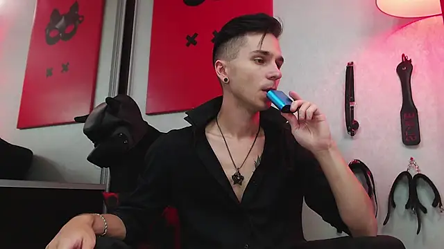 Joseph  Quinn online show from March 17, 10:06 am