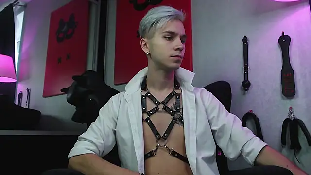 Joseph  Quinn online show from December 13, 8:43 am