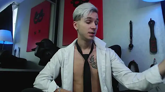 Joseph  Quinn online show from December 4, 8:01 am